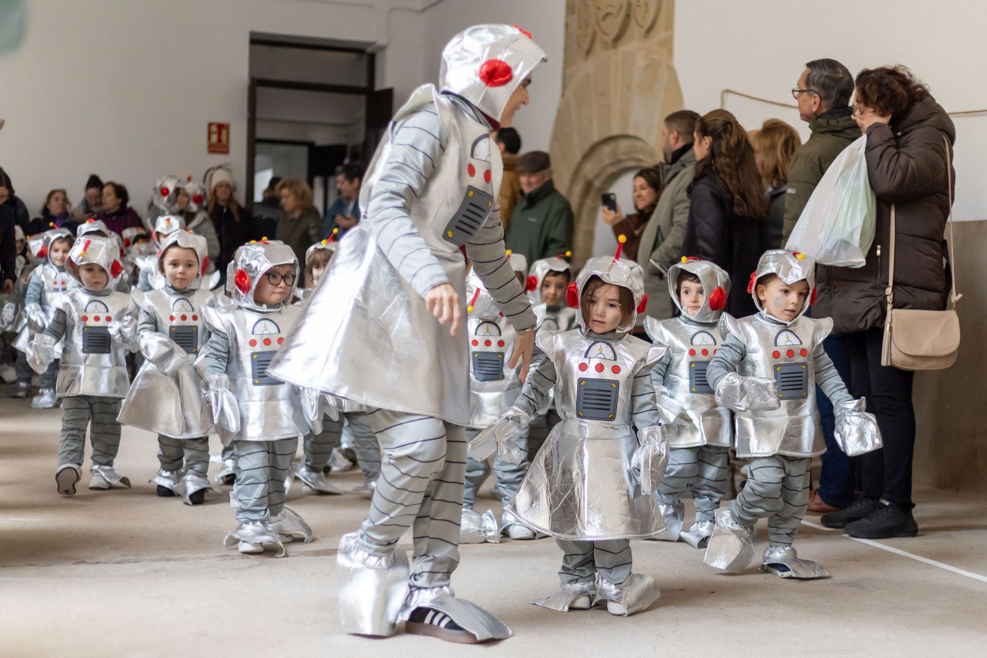 El colegio María de la Paz Orellana va de 'Trujillo a la Luna' en su desfile de Carnaval