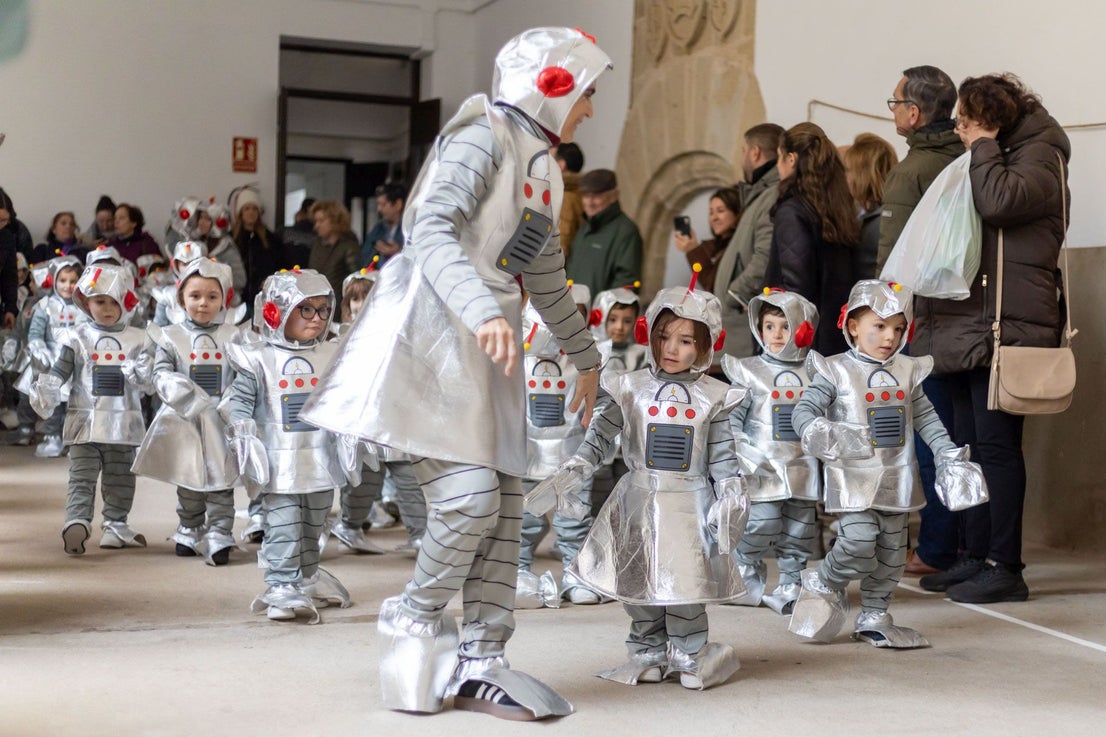 El colegio María de la Paz Orellana va de 'Trujillo a la Luna' en su desfile de Carnaval