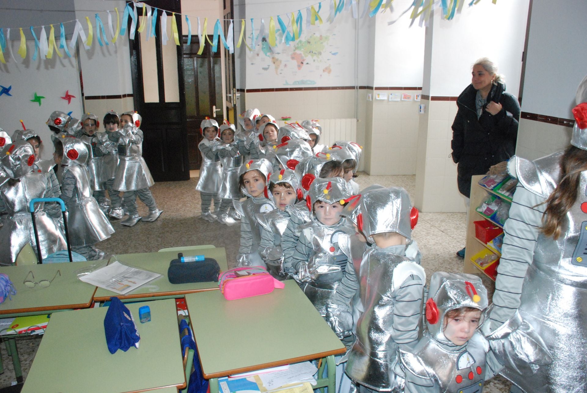 El colegio María de la Paz Orellana va de 'Trujillo a la Luna' en su desfile de Carnaval