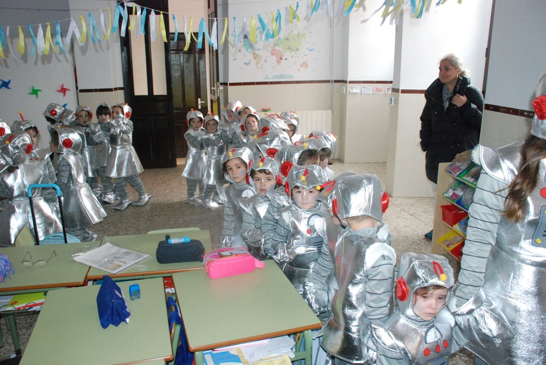 El colegio María de la Paz Orellana va de 'Trujillo a la Luna' en su desfile de Carnaval