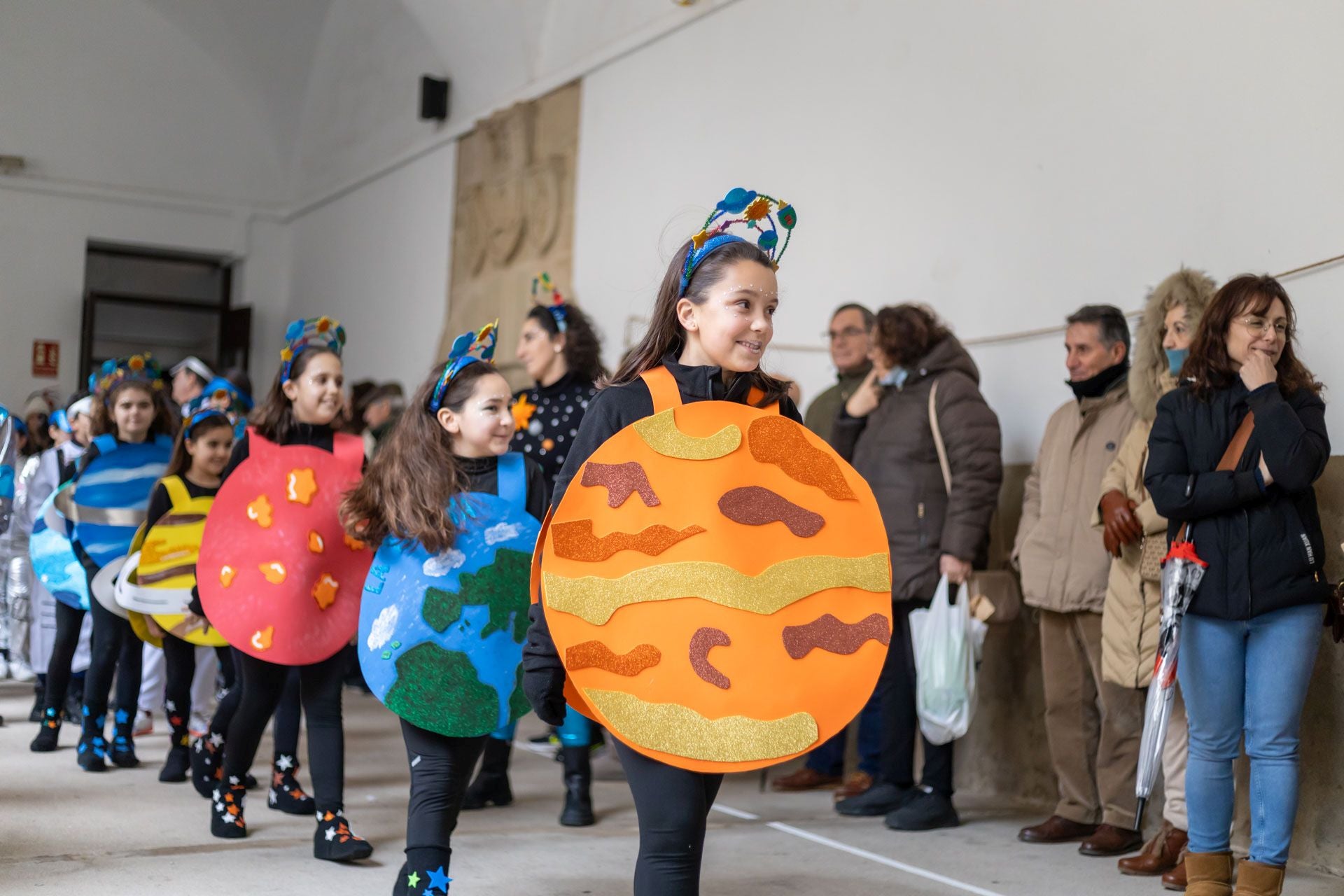 El colegio María de la Paz Orellana va de 'Trujillo a la Luna' en su desfile de Carnaval