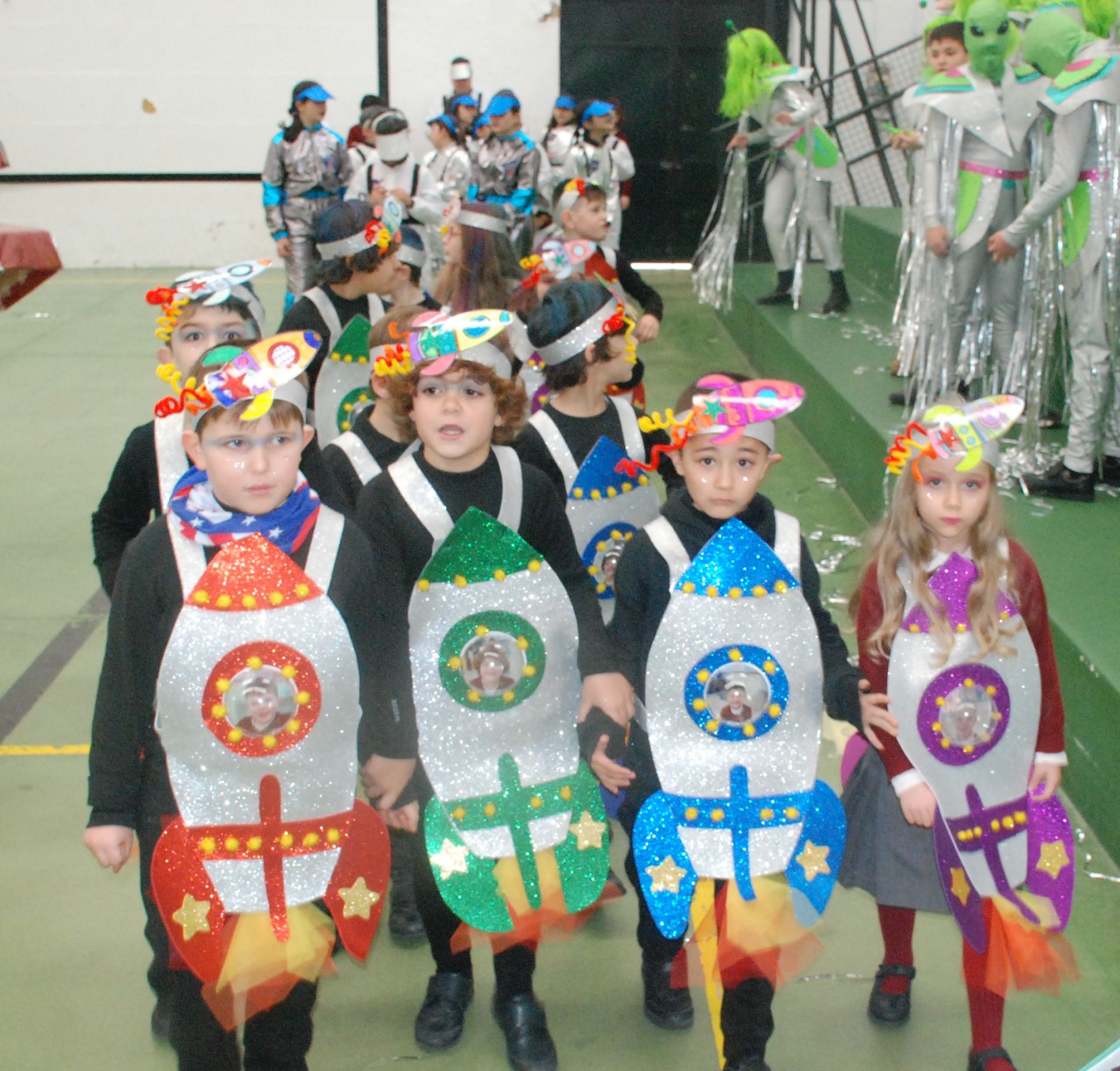 El colegio María de la Paz Orellana va de 'Trujillo a la Luna' en su desfile de Carnaval