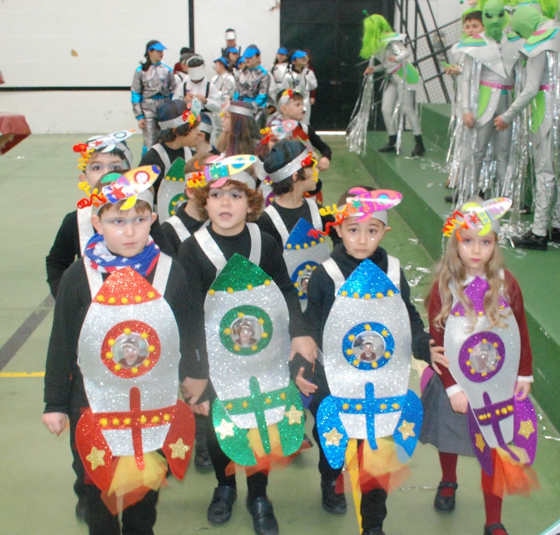 El colegio María de la Paz Orellana va de 'Trujillo a la Luna' en su desfile de Carnaval