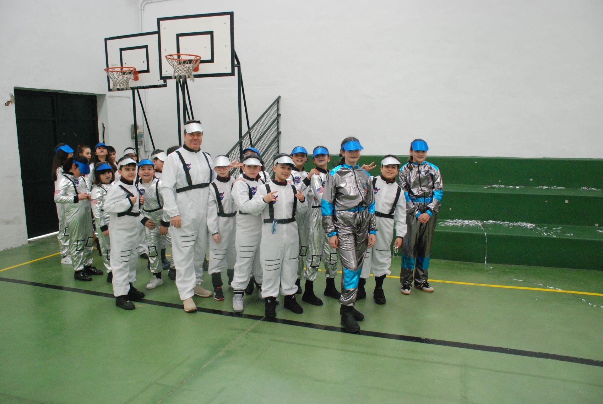 El colegio María de la Paz Orellana va de 'Trujillo a la Luna' en su desfile de Carnaval
