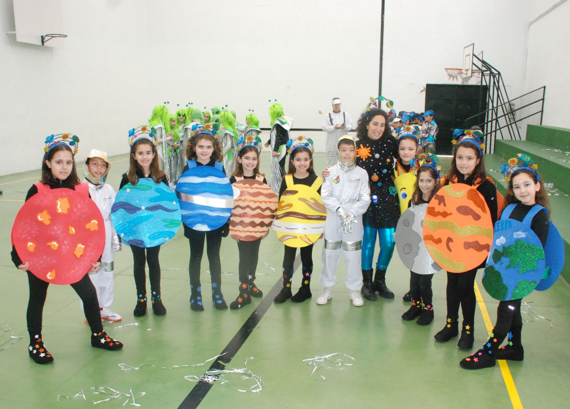 El colegio María de la Paz Orellana va de 'Trujillo a la Luna' en su desfile de Carnaval