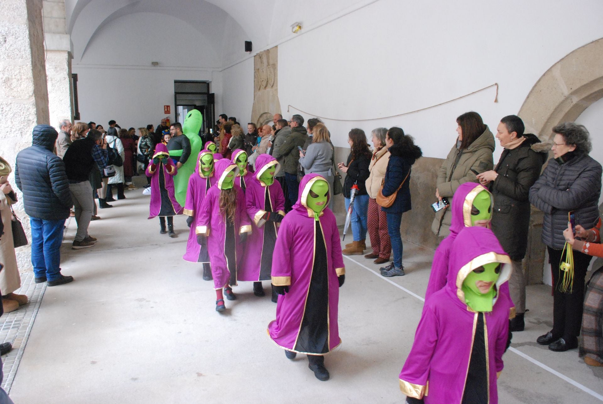El colegio María de la Paz Orellana va de 'Trujillo a la Luna' en su desfile de Carnaval