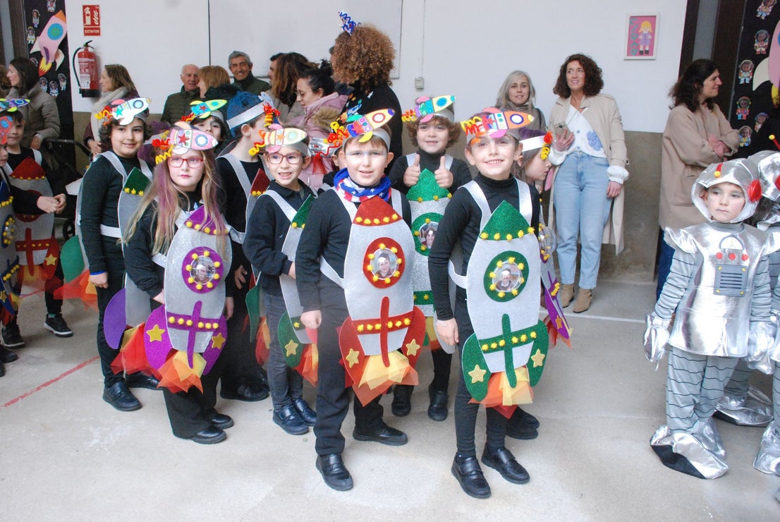 El colegio María de la Paz Orellana va de 'Trujillo a la Luna' en su desfile de Carnaval