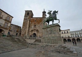 La estatua ecuesetre de Francisco Pizarro.