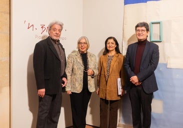 El artista con responsables y autoridades en la inauguración de la muestra.