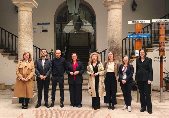 La consejera y la alcaldesa, junto con la delegación europea en el Ayuntamiento.