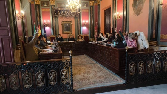 El pleno aprueba una ayuda para la Junta de Cofradías con una moción del PSOE en un debate tenso