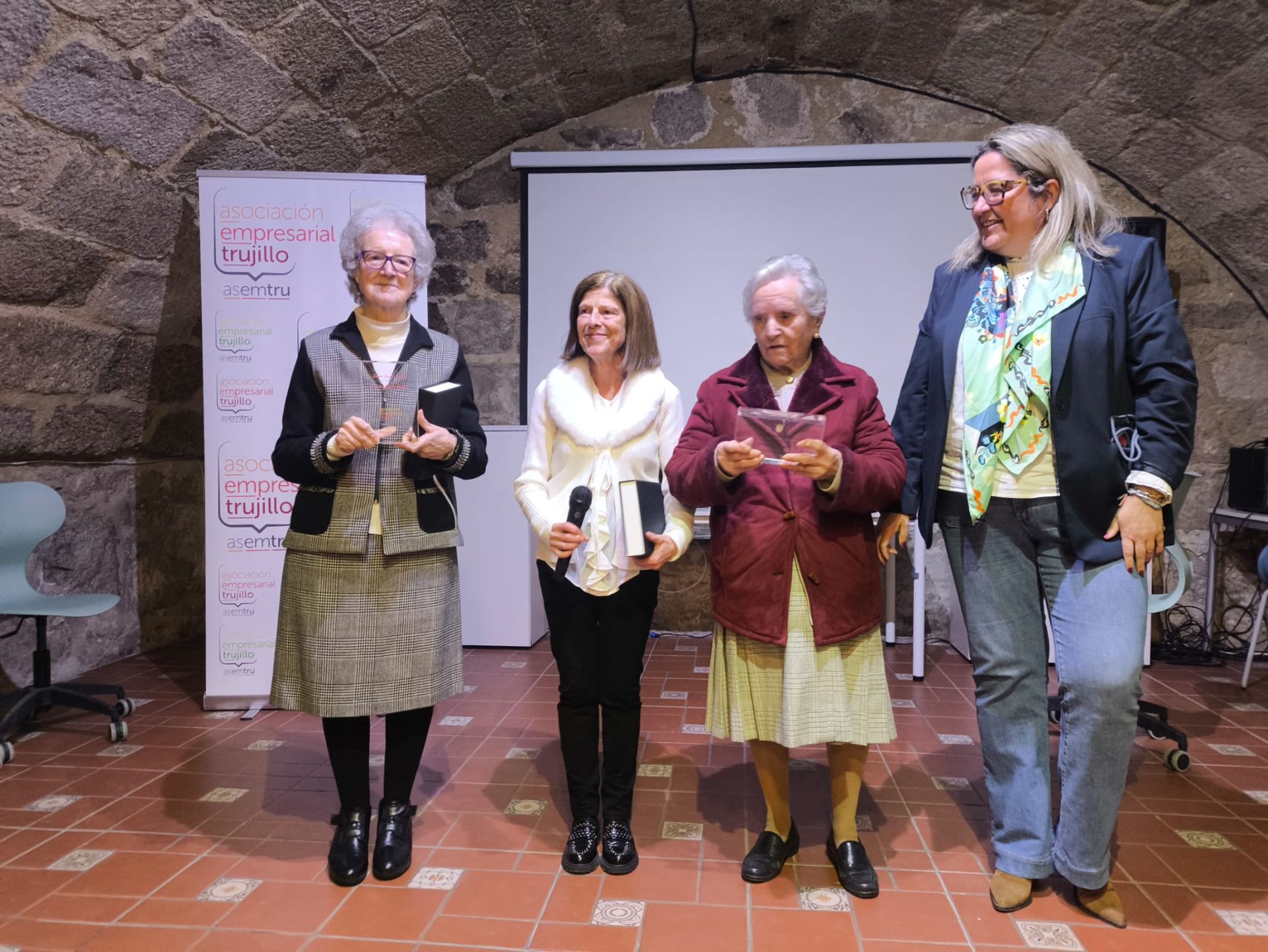 Homenaje a Juani Plaza y Petra Durán.