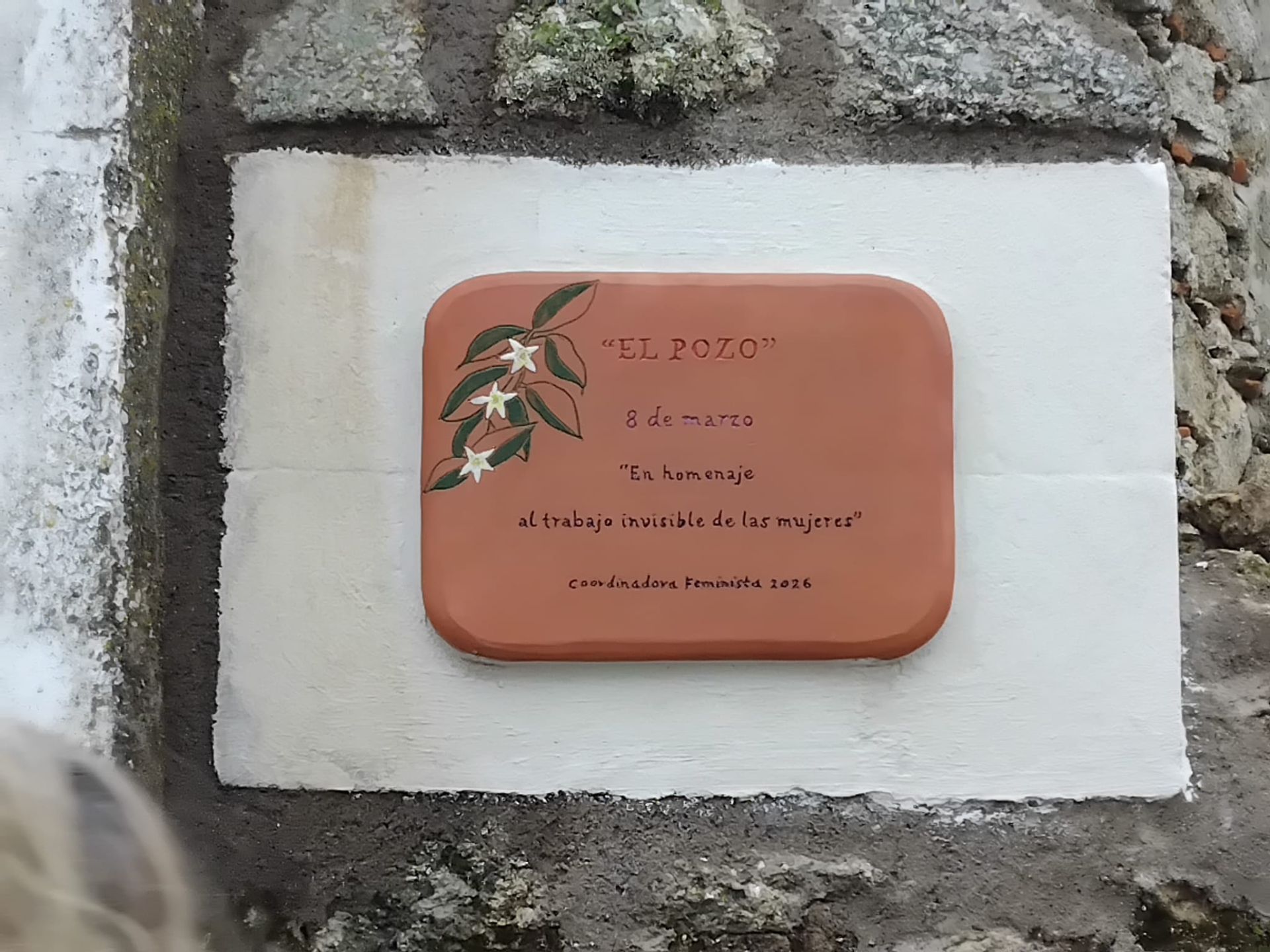 Placa puesta en la Calleja del Pozo.
