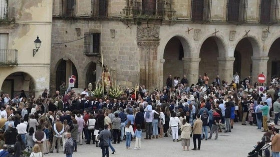 La alcaldesa tranquiliza a la Junta de Cofradías y asegura una solución para la ayuda prometida