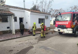 Los bomberos, en el incendio producido en la vivienda.