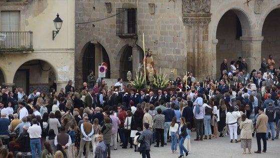 La Burrina inicia los desfiles procesionales de la Semana Santa trujillana