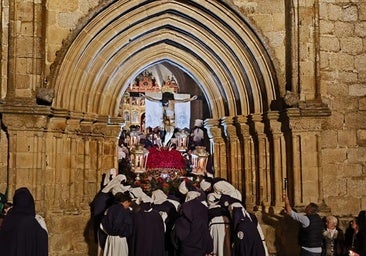 La salida del Cristo del Perdón en su traslado procesional.