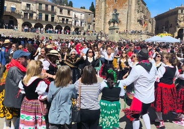Grupo de amigos bailando en el Chíviri