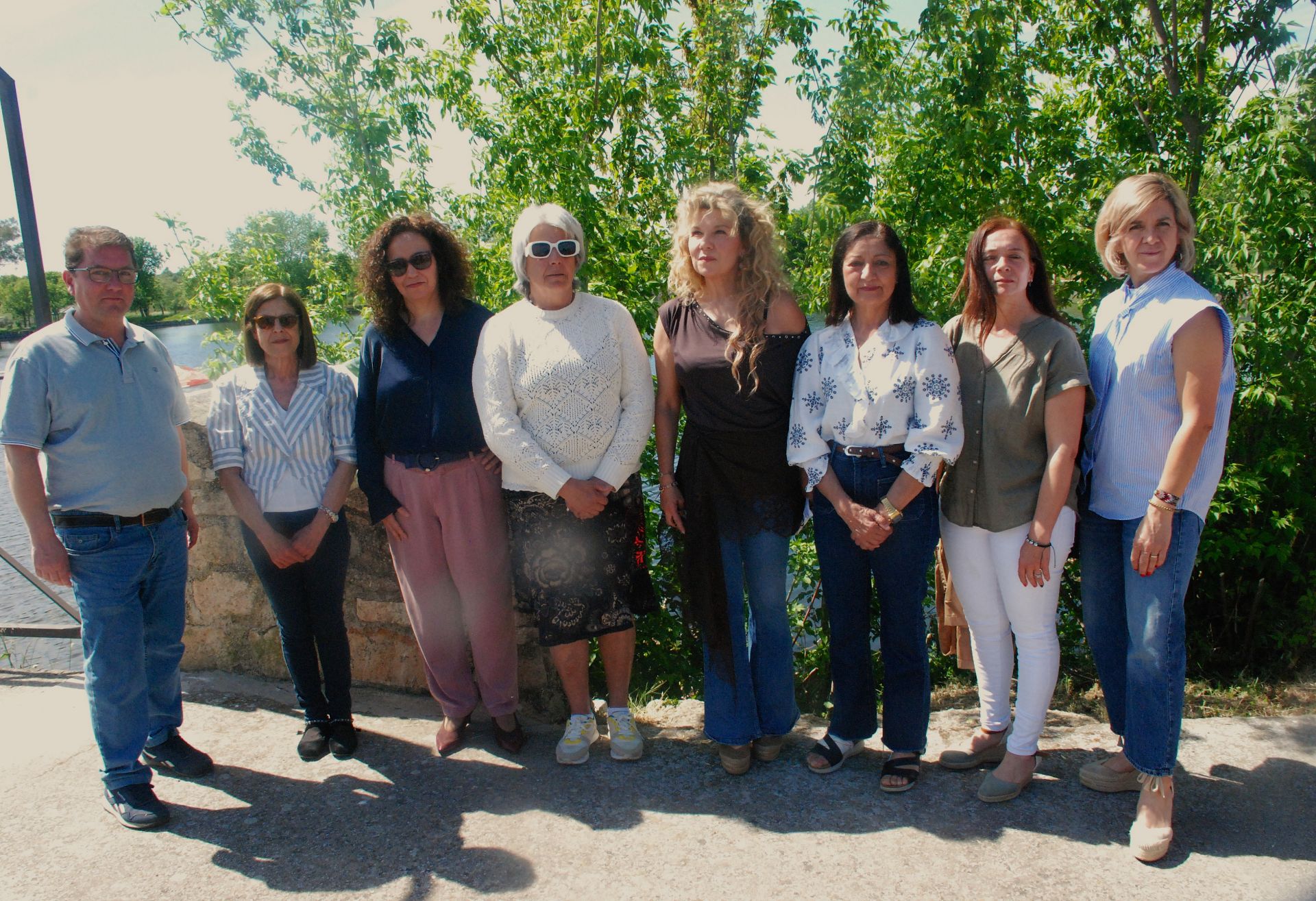 Imagen principal - Un emotivo homenaje a Kin Paredes reúne a decenas de personas en 'su' puente de San Lázaro