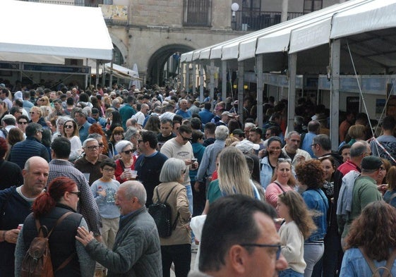 Asistentes a la Feria Nacional del Queso de Trujillo.