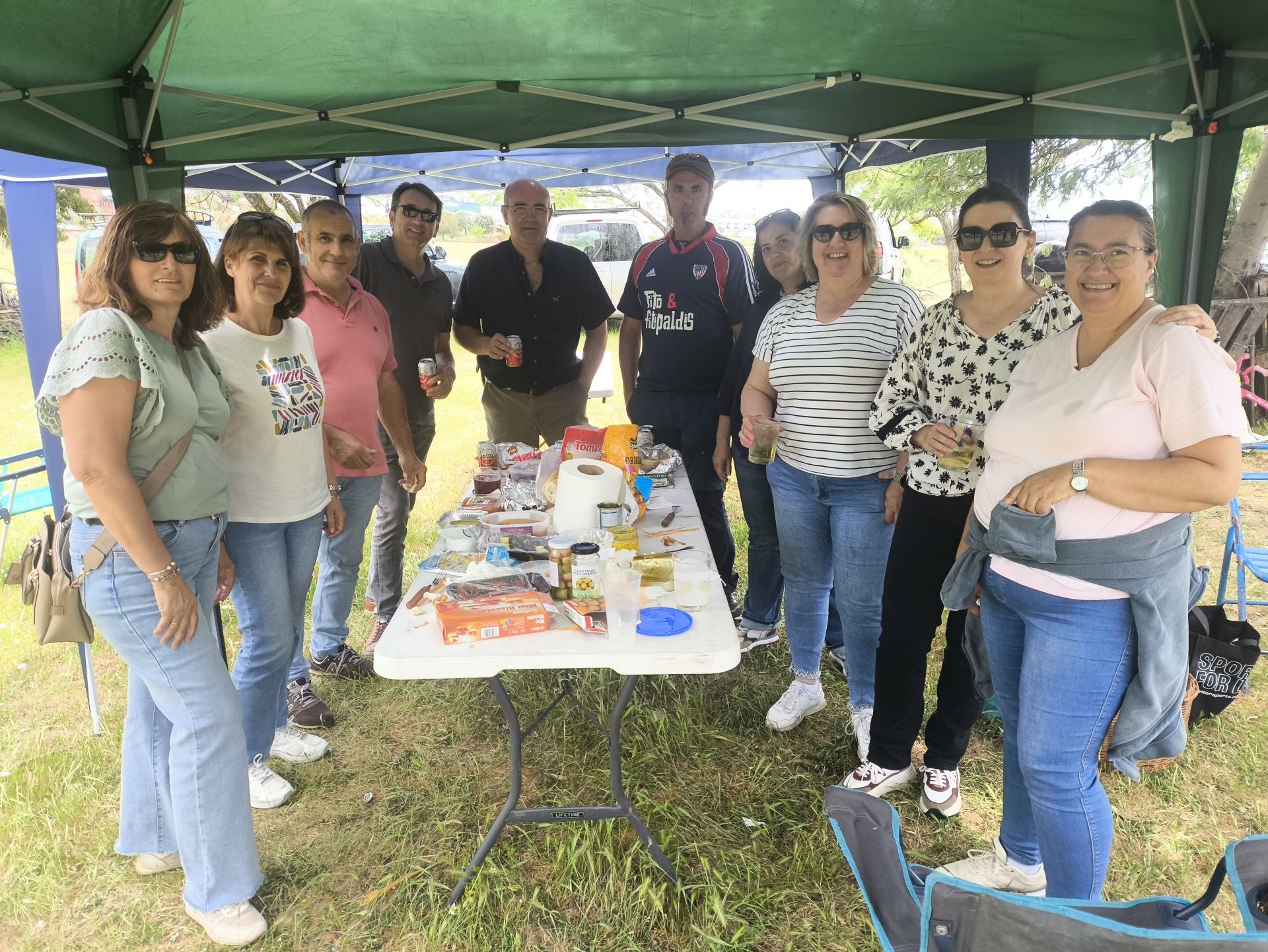 La romería del Cristo de la Vida, en Huertas de Ánimas, con decenas de grupos de amigos y familiares