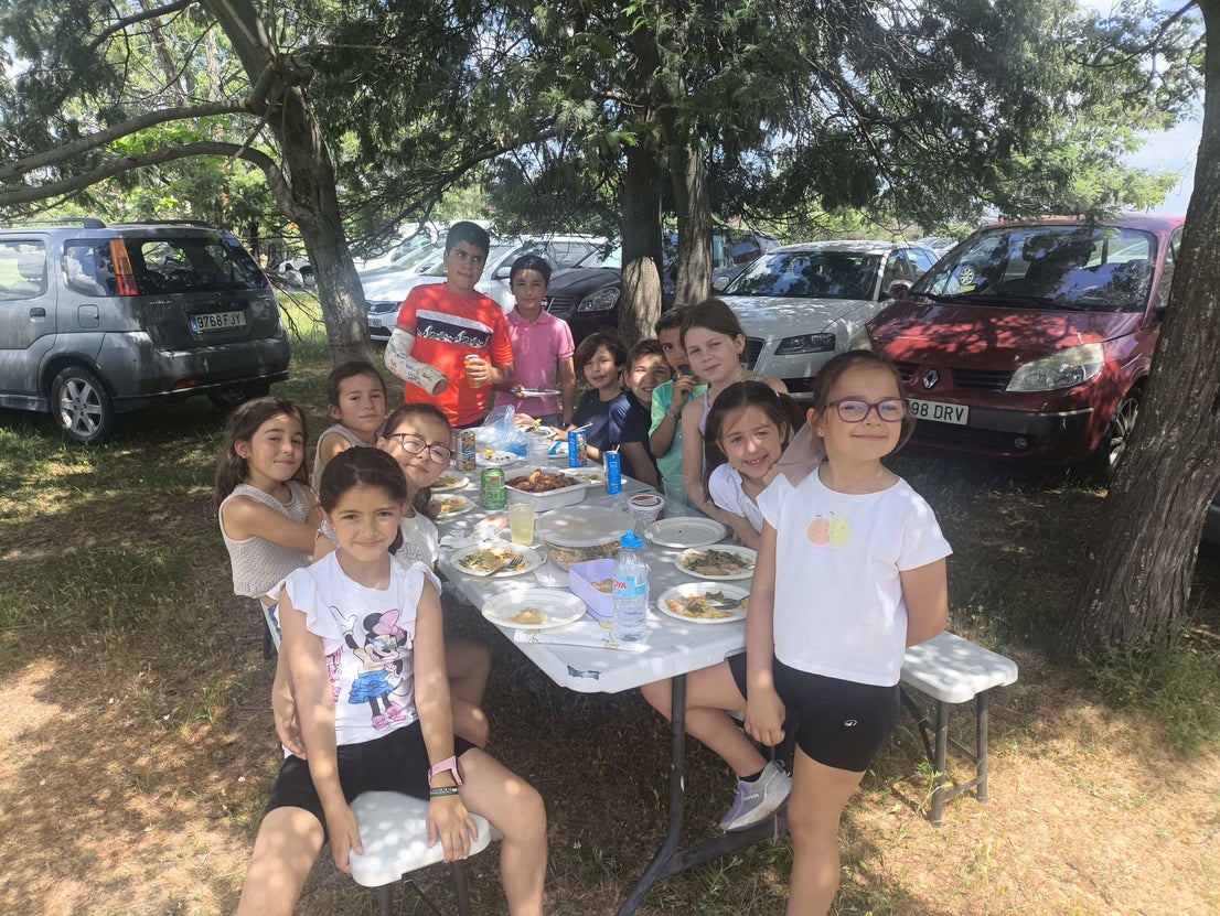 La romería del Cristo de la Vida, en Huertas de Ánimas, con decenas de grupos de amigos y familiares