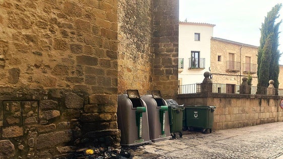 La zona de contenedores con uno de ellos calcinado, el pasado domingo.