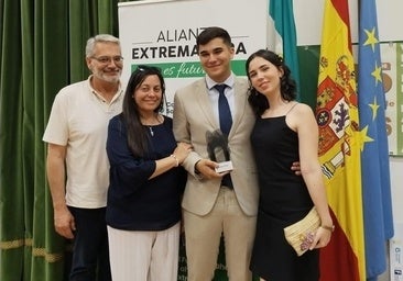 Iván junto a su familia, en la entrega del galardón.