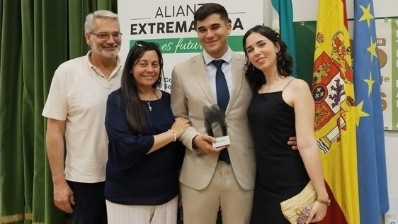 Iván junto a su familia, en la entrega del galardón.