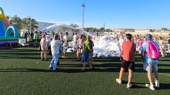Menores disfrutando del cañón de espuma.