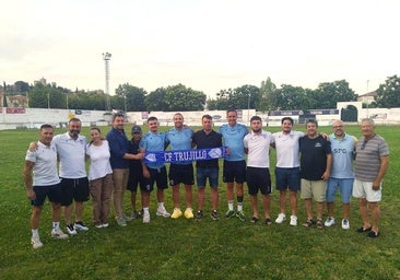 El nuevo entrenador, en la presentación, con directiva, cuerpo técnico y capitanes.