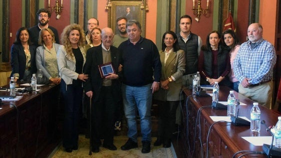 La corporación municipal le ofreció un homenaje a Juan Andrés Fernandez en 2023
