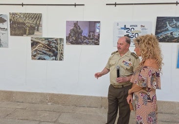 El coronel subdelegado de Defensa de Cáceres, Vicente Lunar Bravo, junto con la alcaldesa, Inés Rubio.