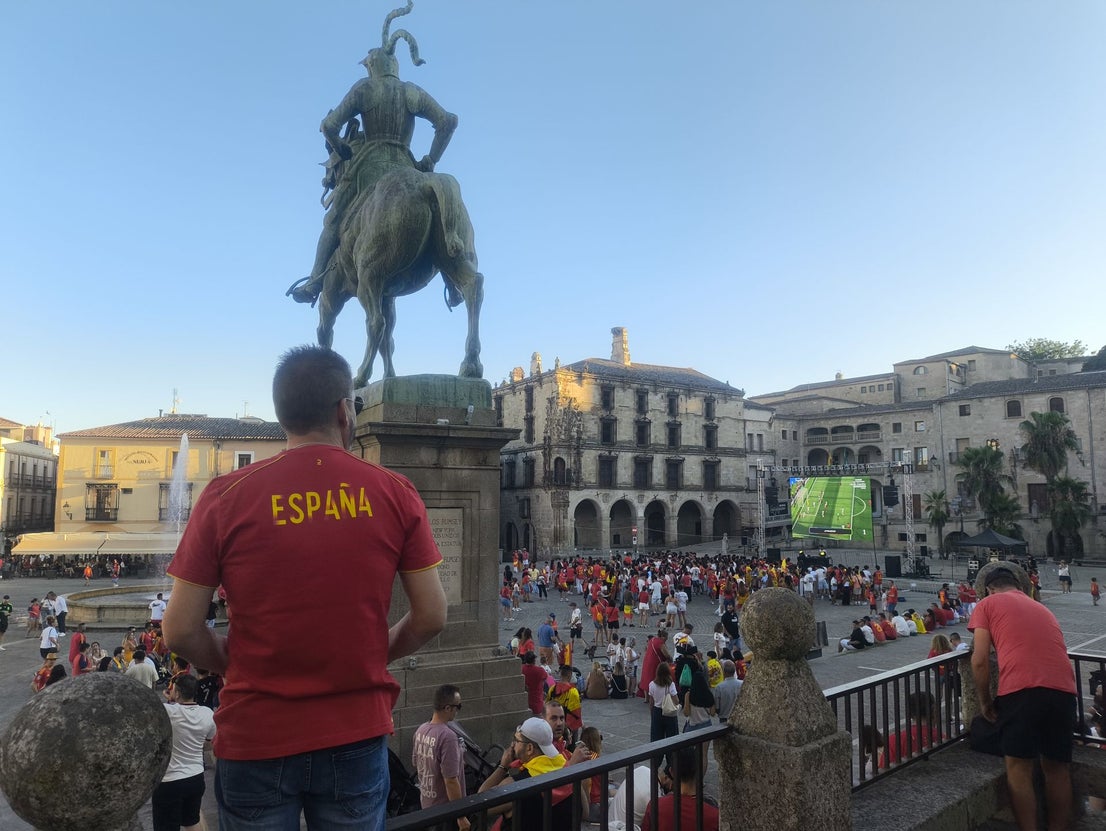 Cientos de personas celebran la victoria de España en la Plaza Mayor