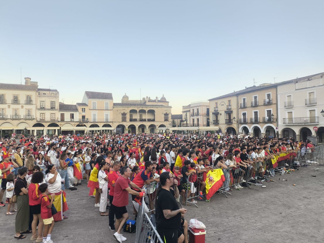 Cientos de personas celebran la victoria de España en la Plaza Mayor