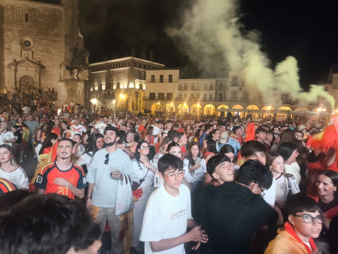 Cientos de personas celebran la victoria de España en la Plaza Mayor