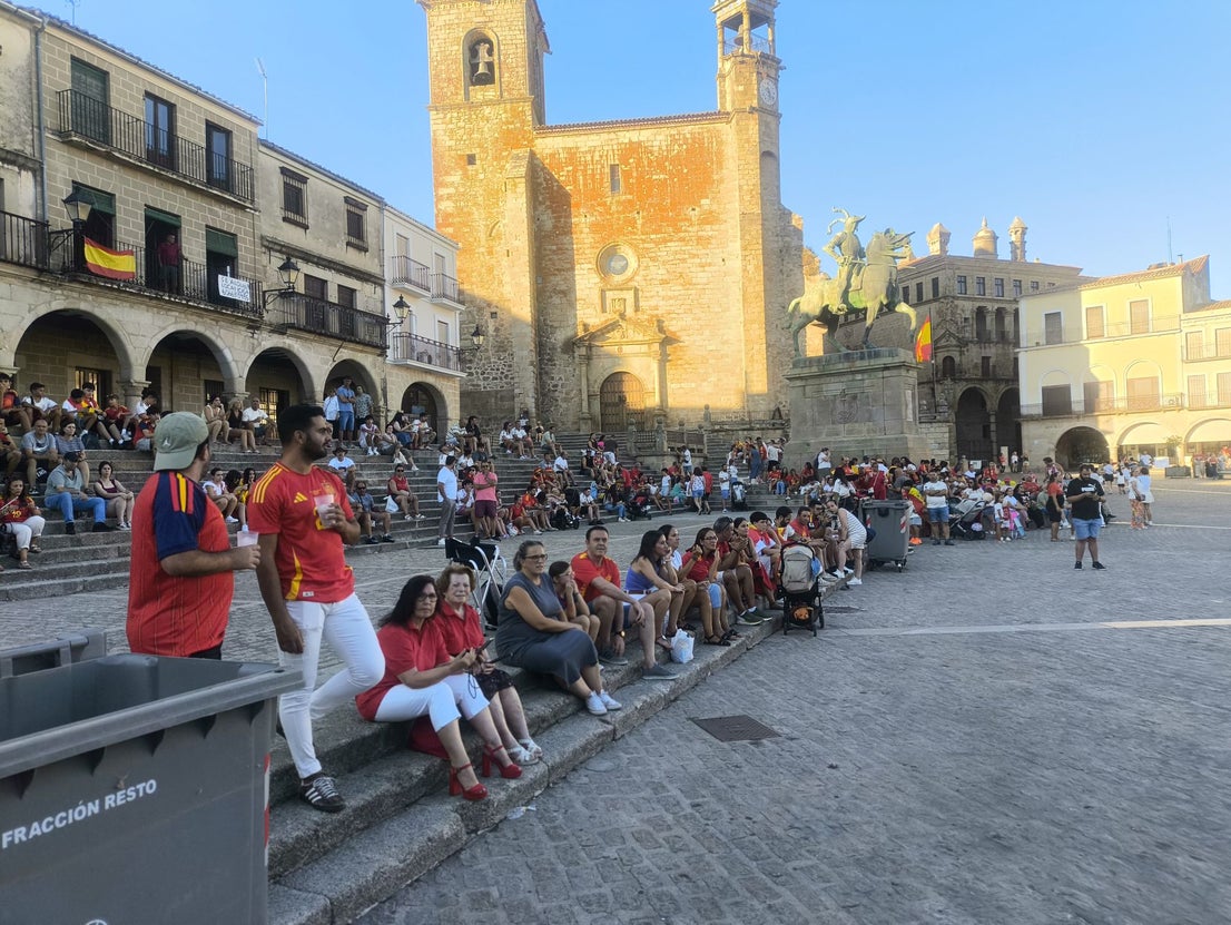 Cientos de personas celebran la victoria de España en la Plaza Mayor