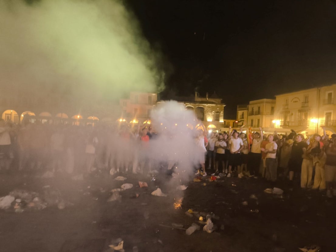 Cientos de personas celebran la victoria de España en la Plaza Mayor