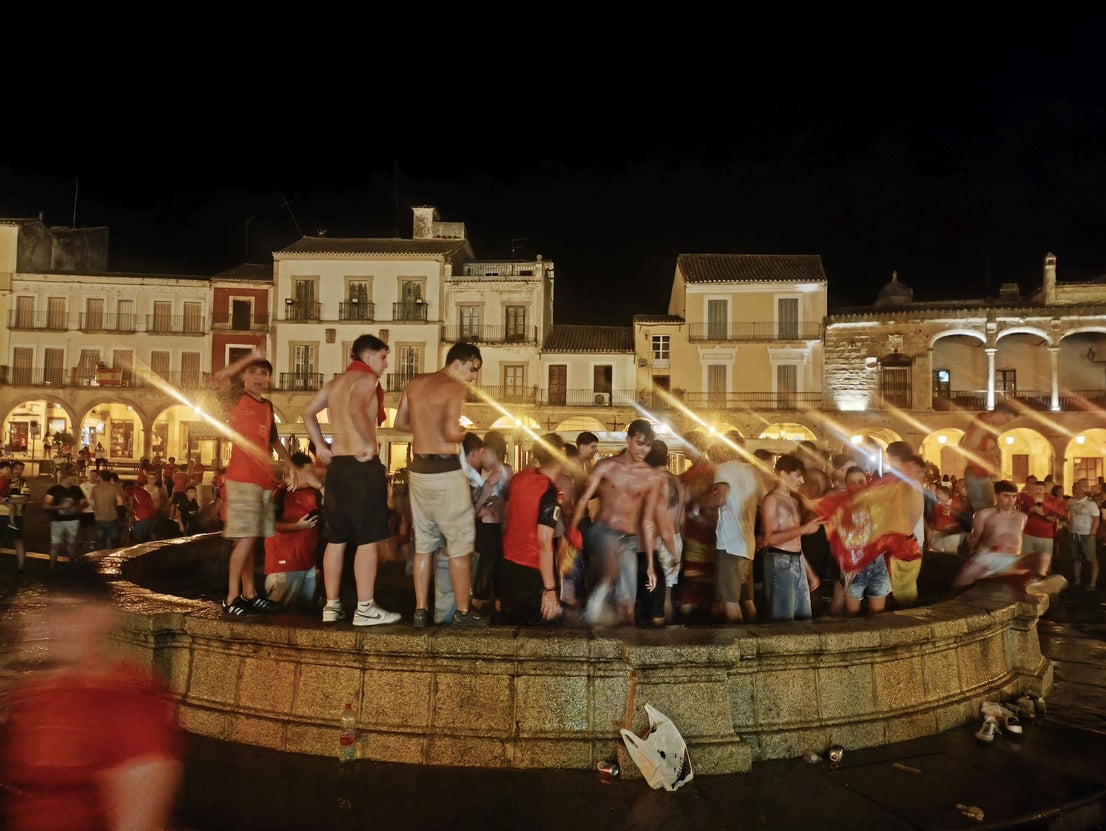 Cientos de personas celebran la victoria de España en la Plaza Mayor