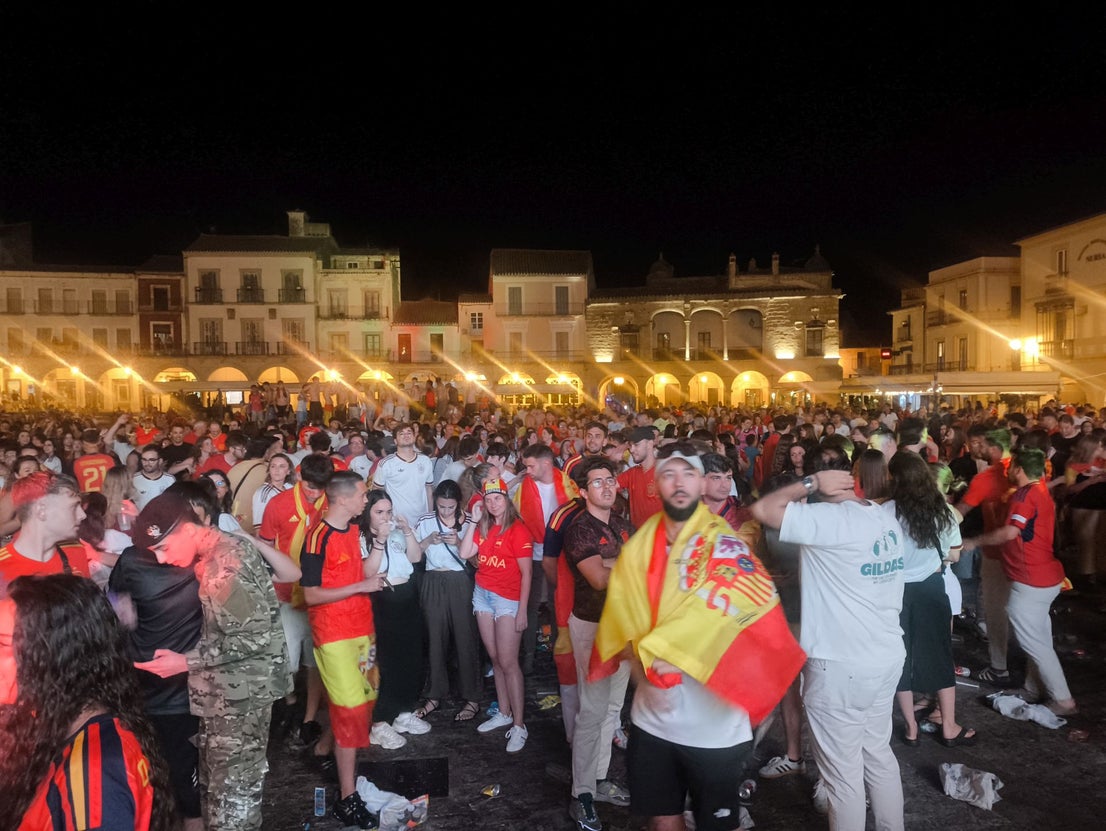 Cientos de personas celebran la victoria de España en la Plaza Mayor