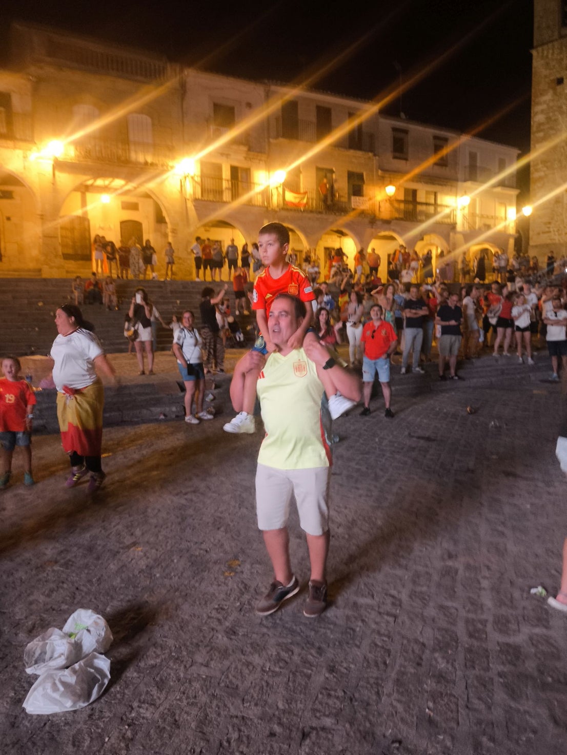 Cientos de personas celebran la victoria de España en la Plaza Mayor