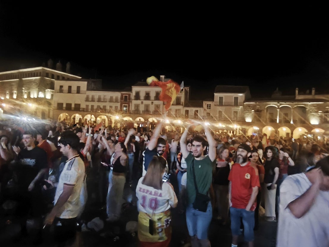 Cientos de personas celebran la victoria de España en la Plaza Mayor
