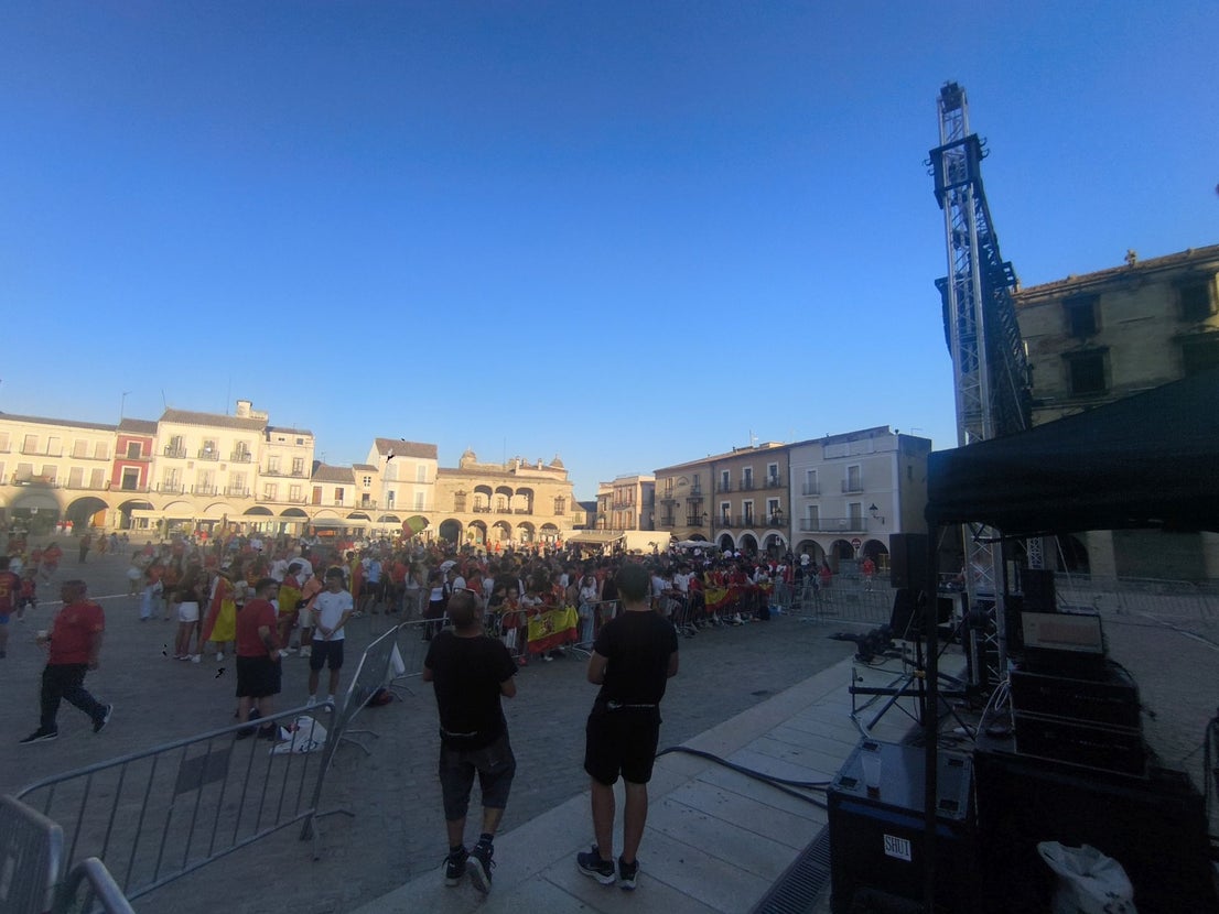 Cientos de personas celebran la victoria de España en la Plaza Mayor