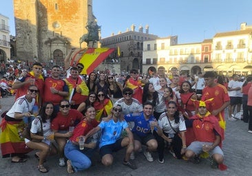 Cientos de personas celebran la victoria de España en la Plaza Mayor