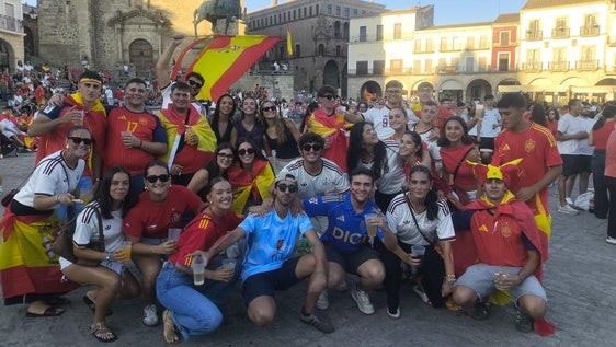 Cientos de personas celebran la victoria de España en la Plaza Mayor