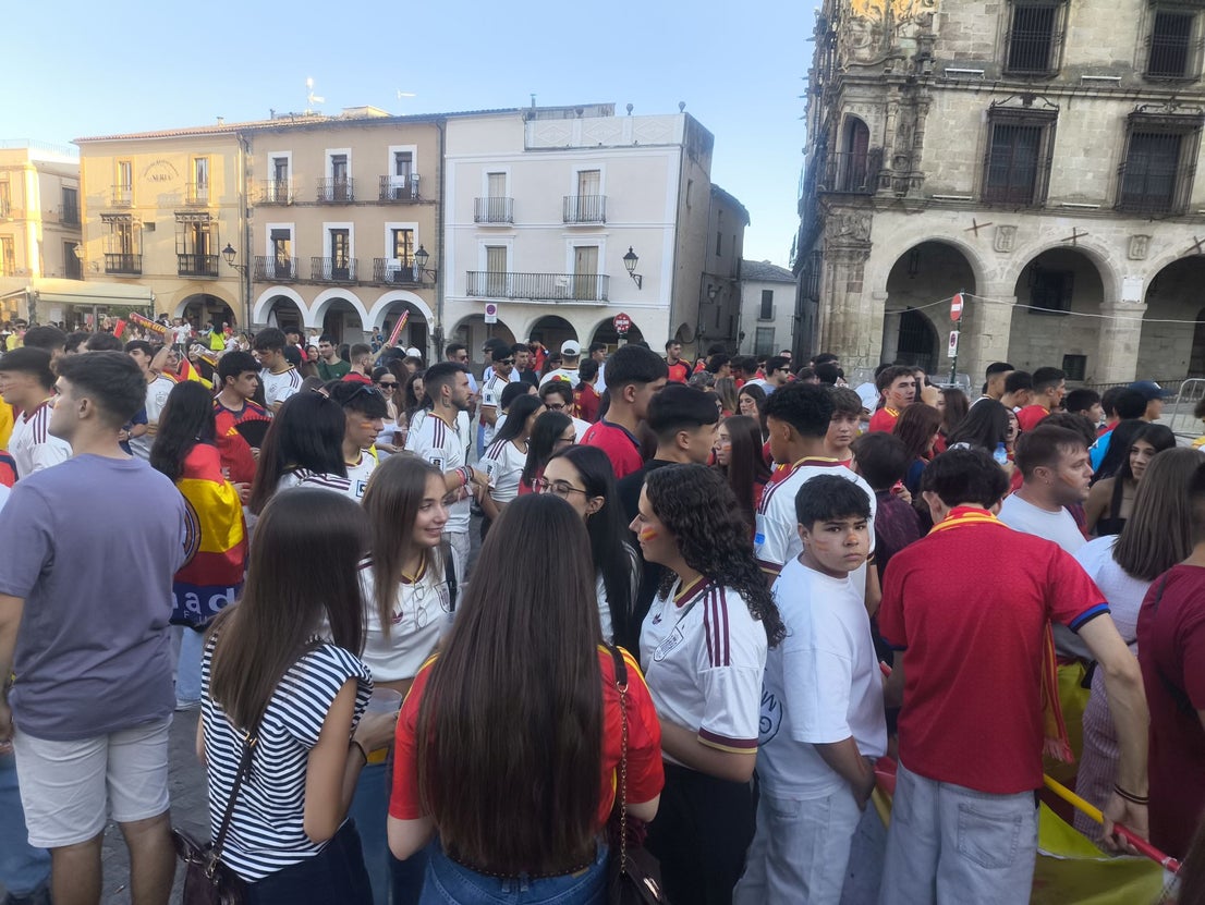 Cientos de personas celebran la victoria de España en la Plaza Mayor