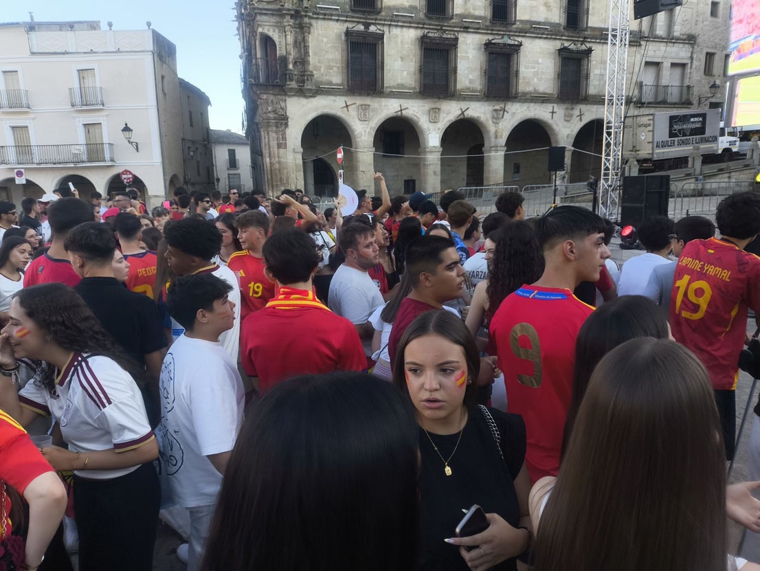 Cientos de personas celebran la victoria de España en la Plaza Mayor
