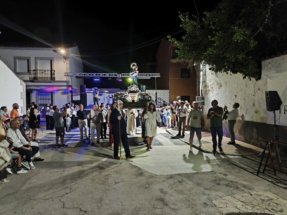 La procesión de La Piedad acoge a numerosas personas
