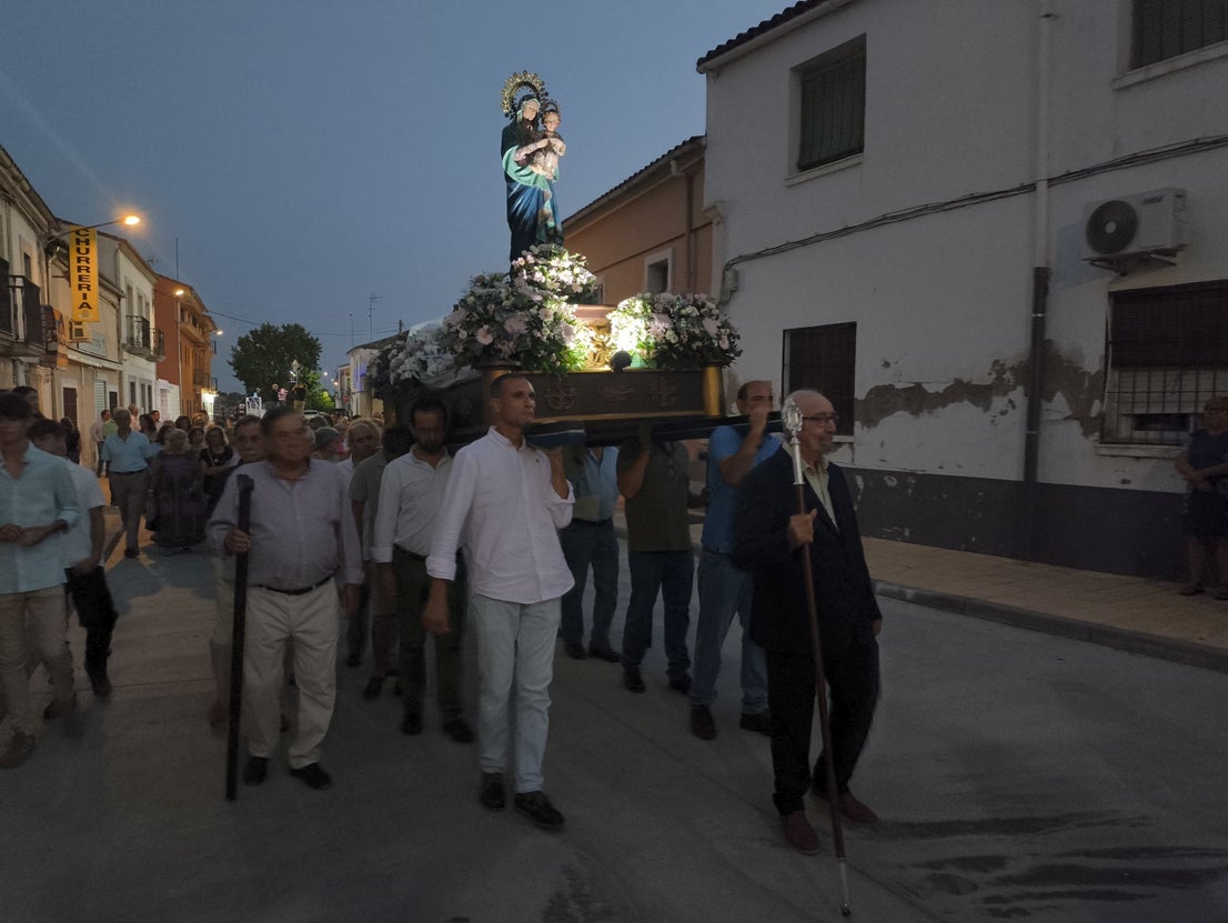 La procesión de La Piedad acoge a numerosas personas