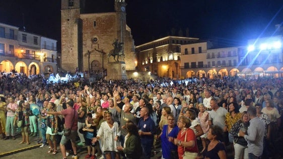 Asistentes a una de las actuaciones en la plaza Mayor en una edición anterior.